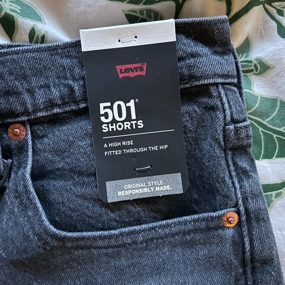✨NEVER WORN✨ Levi’s Dark Wash 501 Shorts - Picture 4 of 4